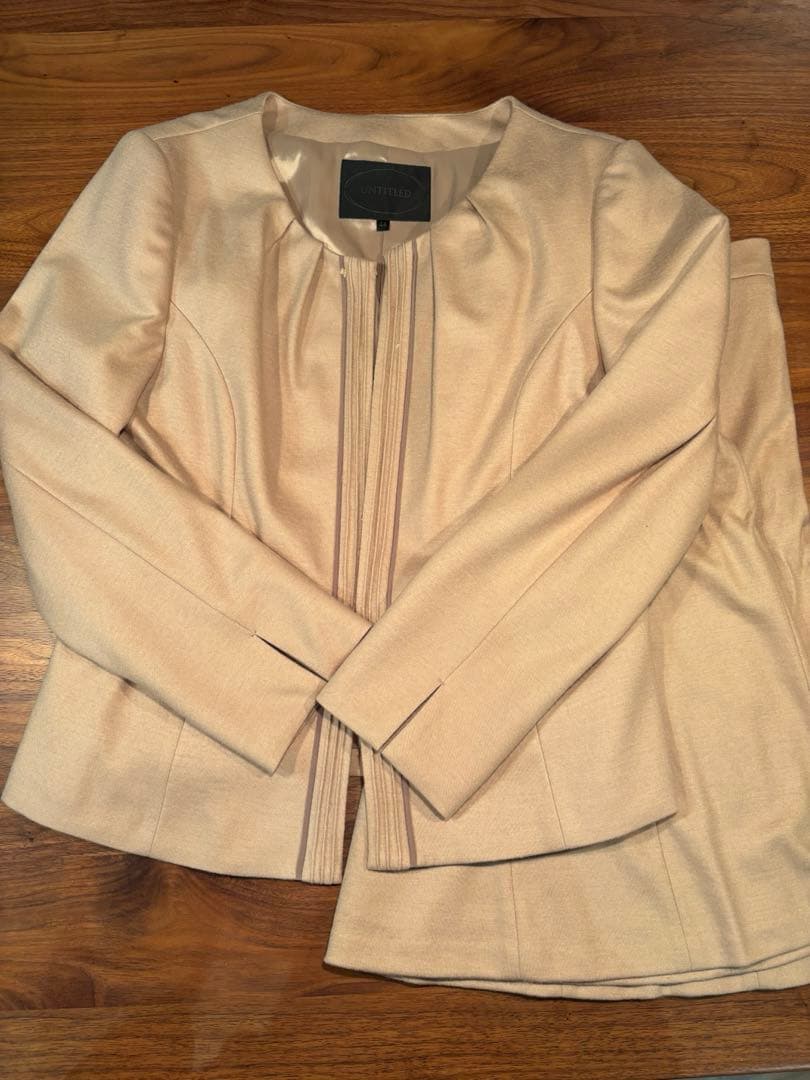 【大きいサイズ】 3L相当　UNTITLED スーツ ノーカラー ベージュ