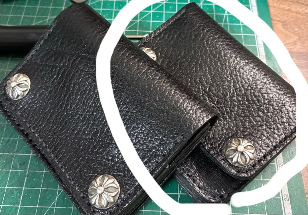 トラッカーウォレット　ショートサイズ　クロスコンチョ　シュリンクレザー