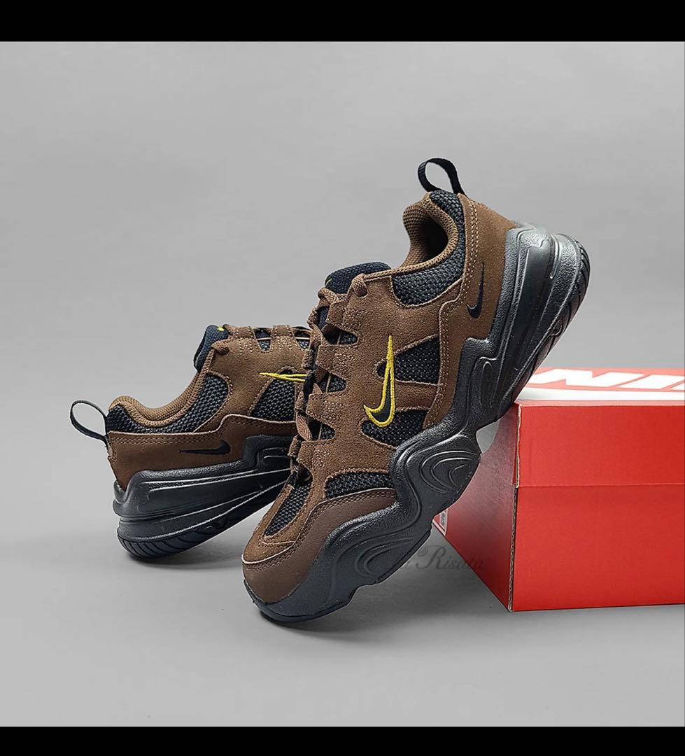 NIKE TECH HERA スニーカー