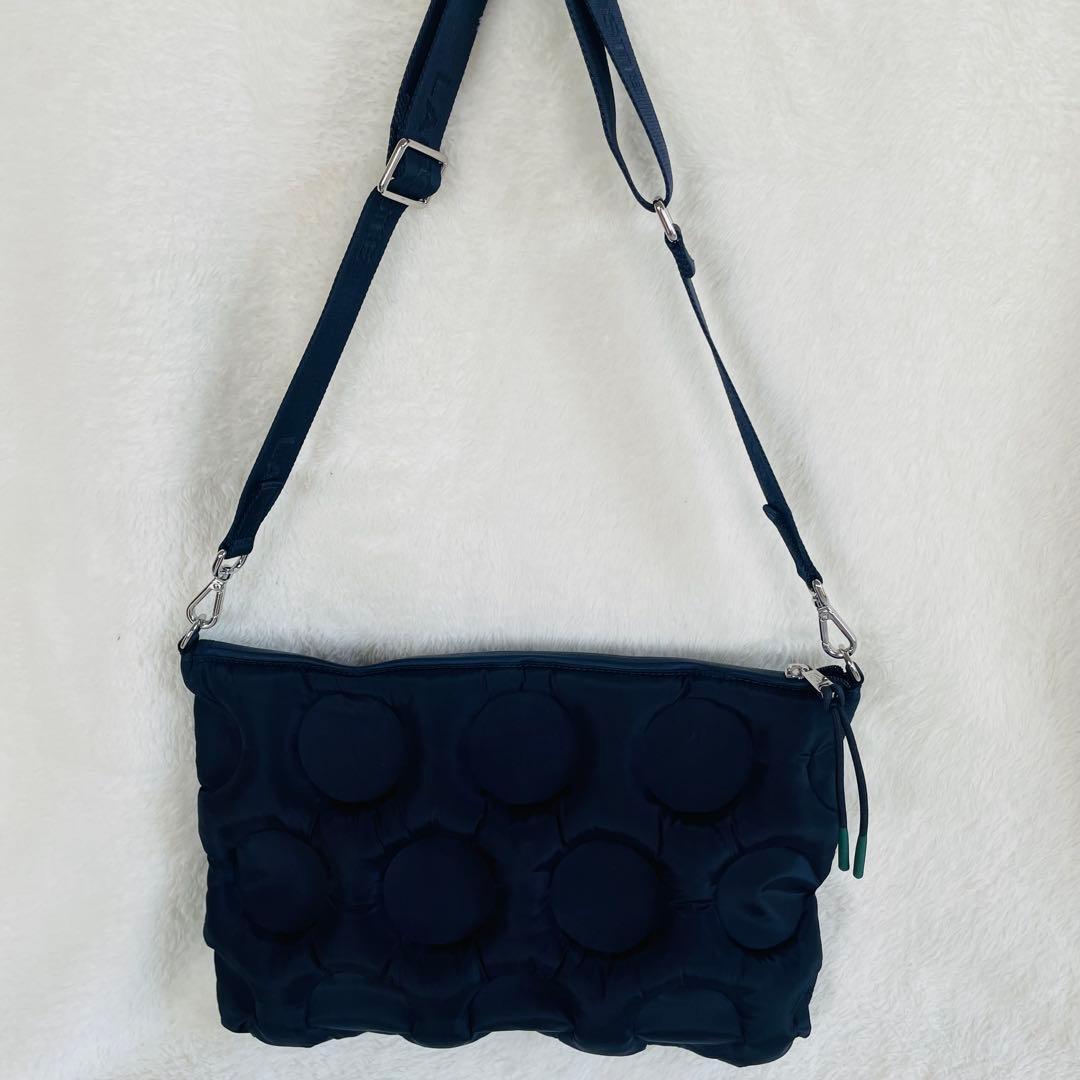 【美品】ラコステのパデッドナイロン ゴルフボールエフェクトショルダーバッグ