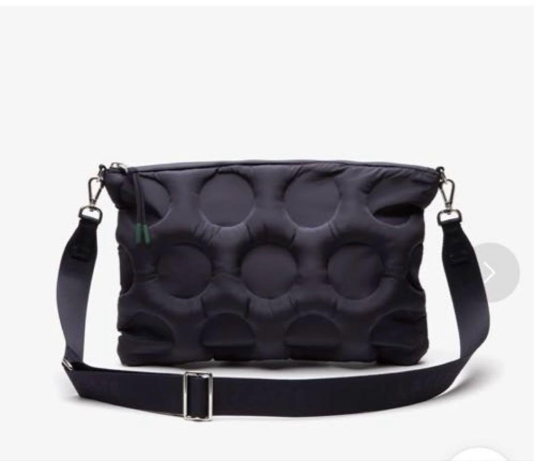 【美品】ラコステのパデッドナイロン ゴルフボールエフェクトショルダーバッグ