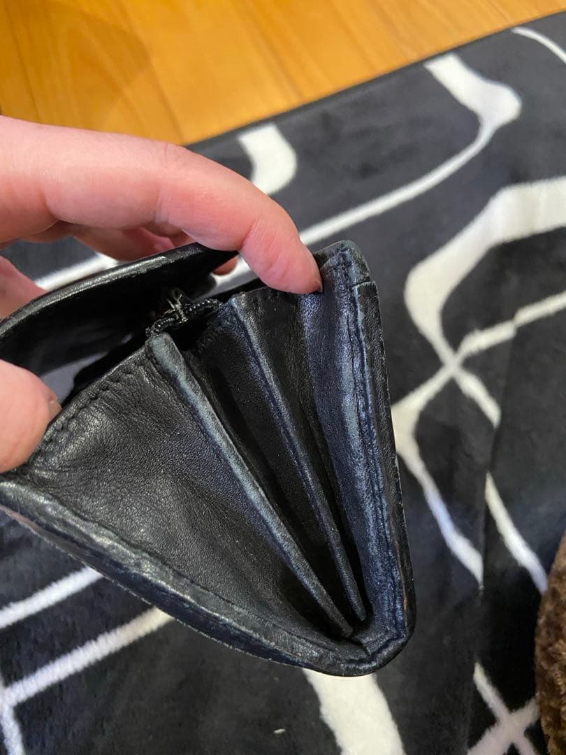 ＊たう＊ 即購入歓迎/コメント歓迎  Gucci 二つ折り財布 黒 レザー