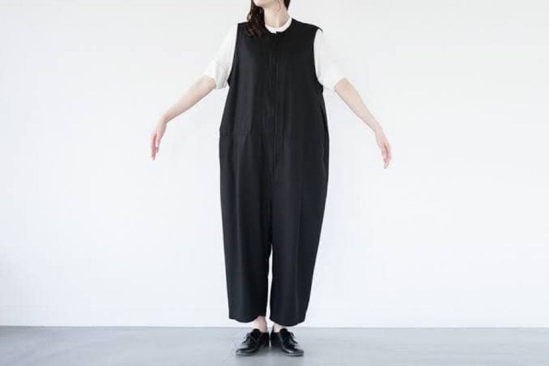 黒いノースリーブサロペット