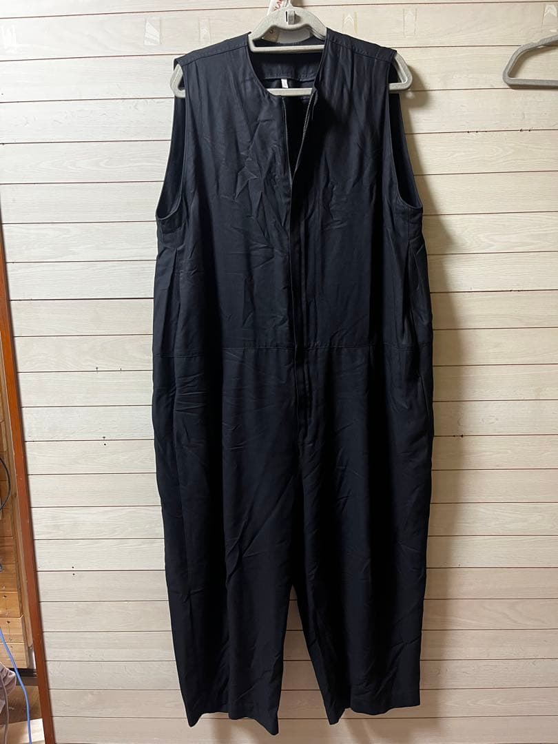 黒いノースリーブサロペット