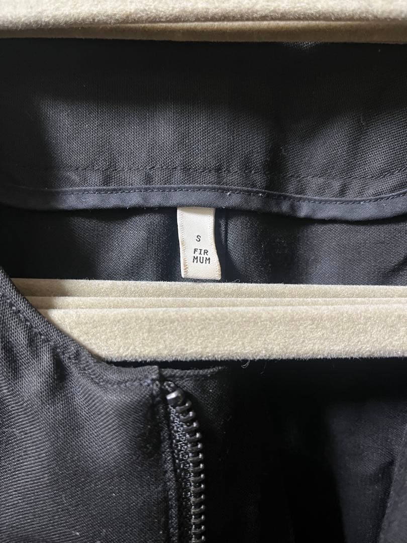 黒いノースリーブサロペット