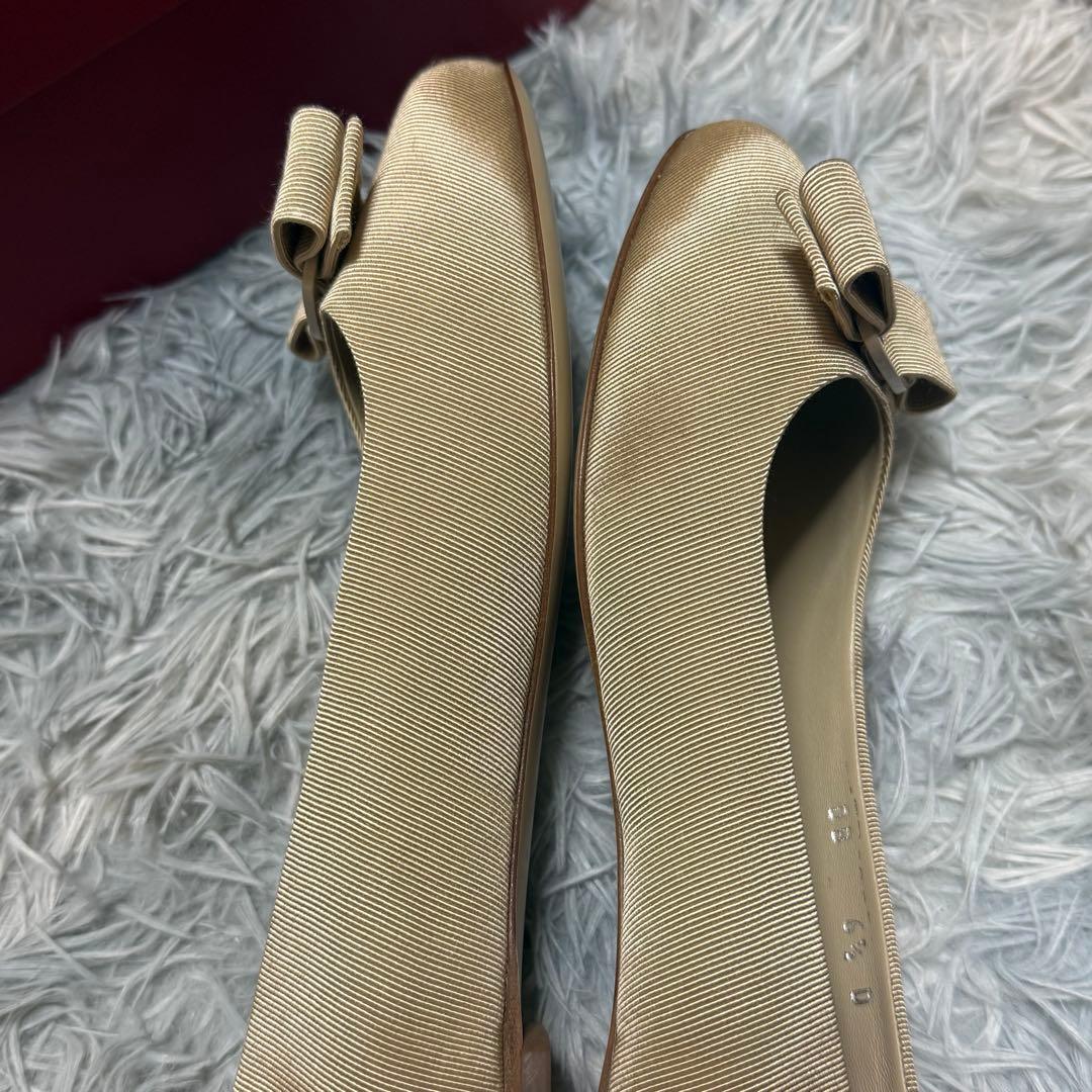 フェラガモ　ヴァリナ　フラットパンプス