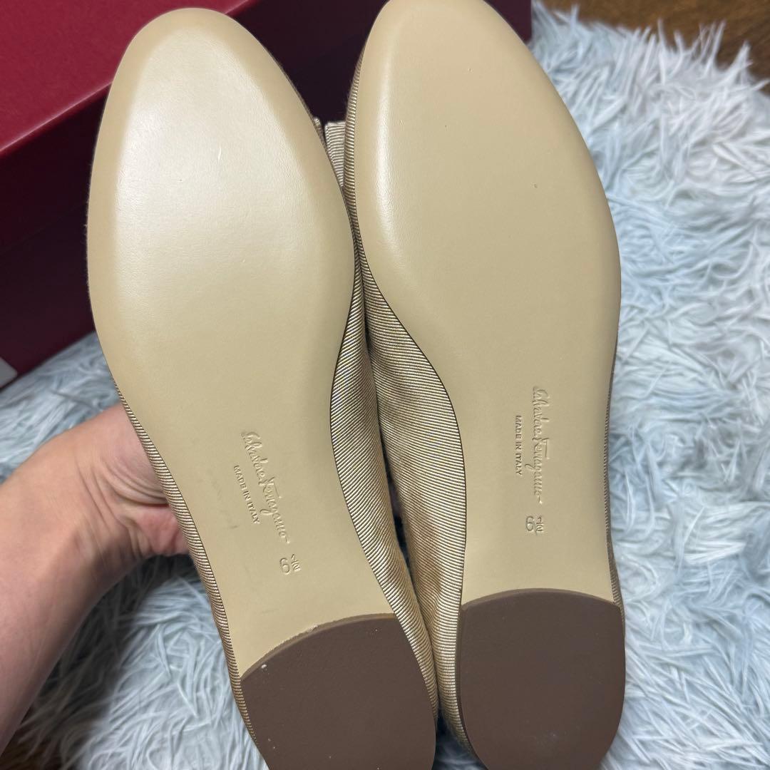 フェラガモ　ヴァリナ　フラットパンプス