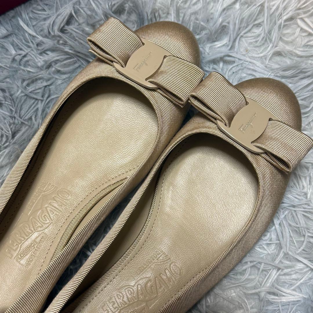 フェラガモ　ヴァリナ　フラットパンプス