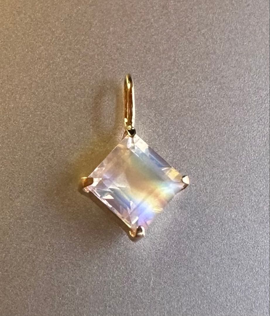 【K18】５角のペンダントトップに月の輝きのブルームーンストーンを使用！