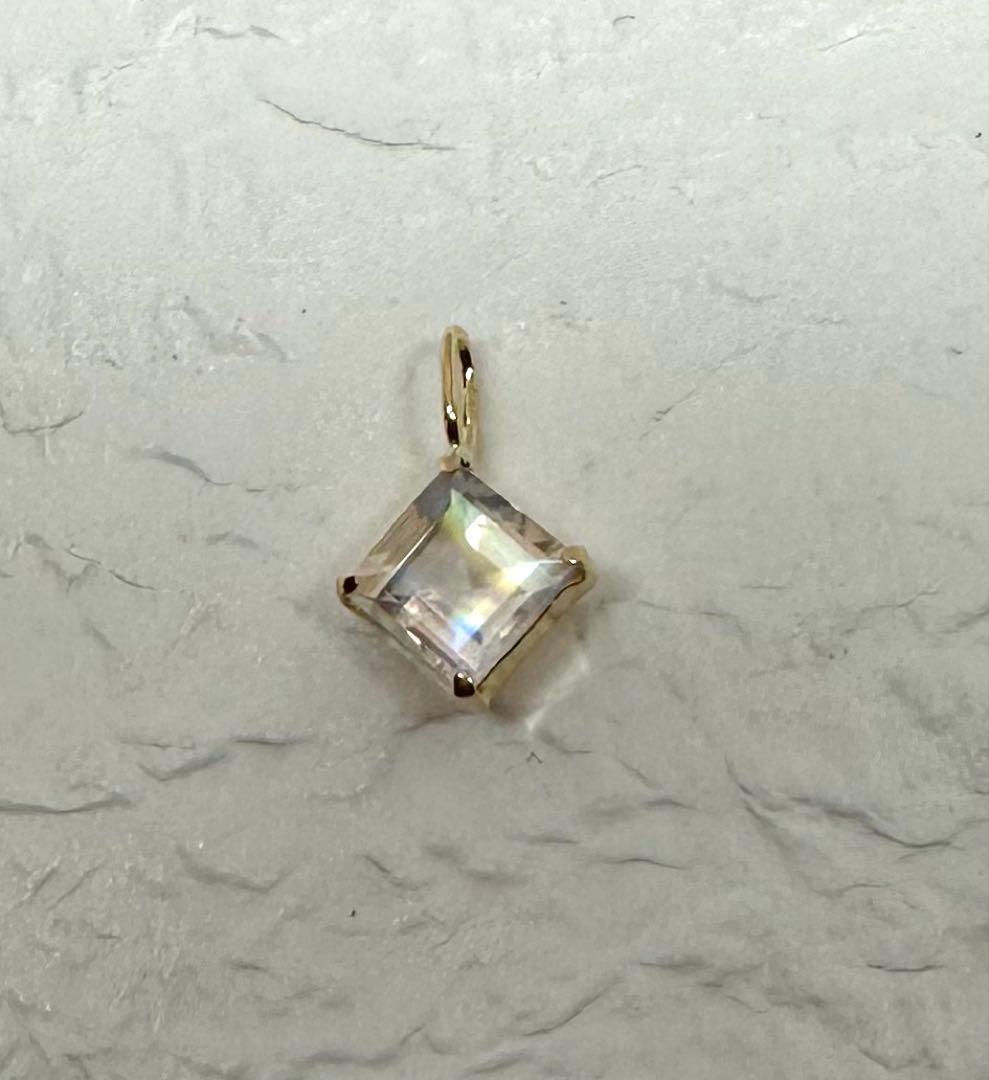 【K18】５角のペンダントトップに月の輝きのブルームーンストーンを使用！