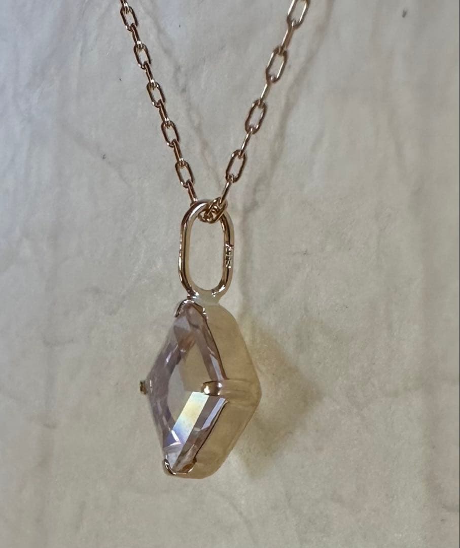 【K18】５角のペンダントトップに月の輝きのブルームーンストーンを使用！