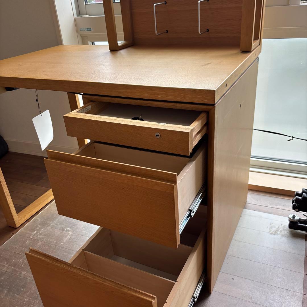 カリモク学習、机　　￼スパイオキッズ