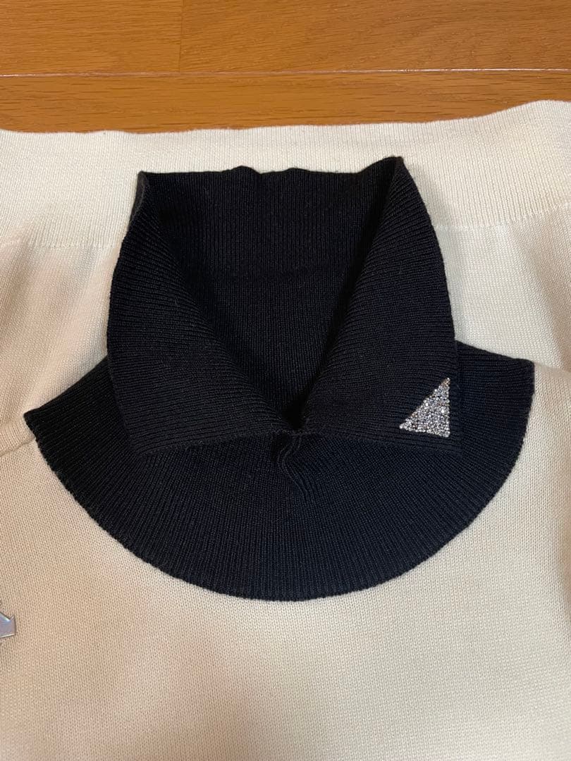 デサントゴルフ　リュクス　変形タートルネック　ニット　ハイネック　スワロフスキー