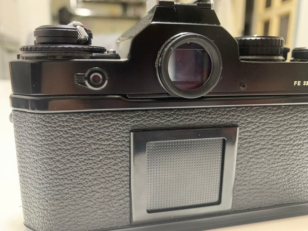 Nikon FE + Ai-S NIKKOR 50mm f/1.8 レンズ付き