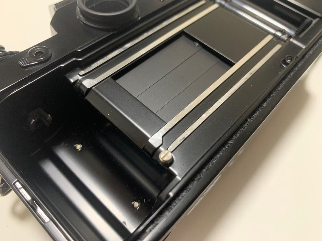 Nikon FE + Ai-S NIKKOR 50mm f/1.8 レンズ付き