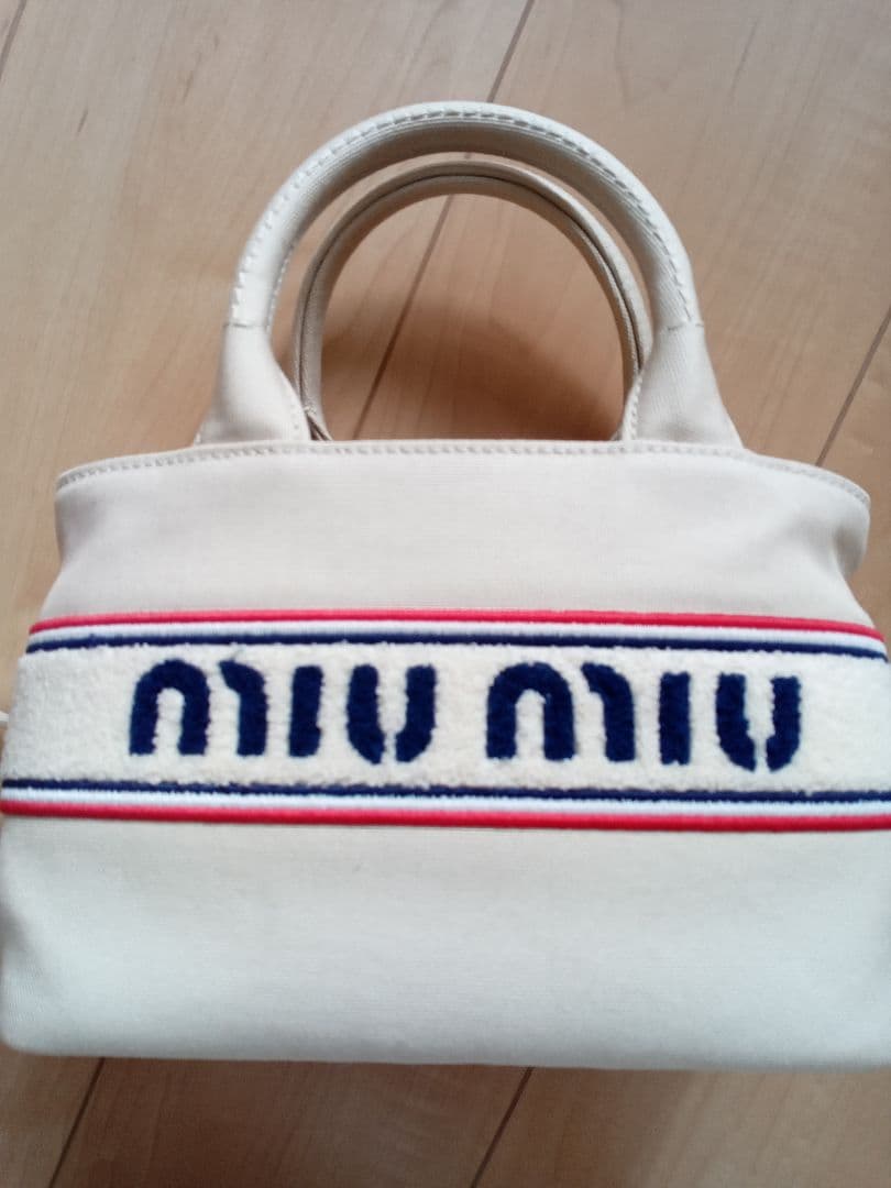 ミュウミュウ✨ショルダーバッグ✨トート　ホワイト《極美品》アイボリー