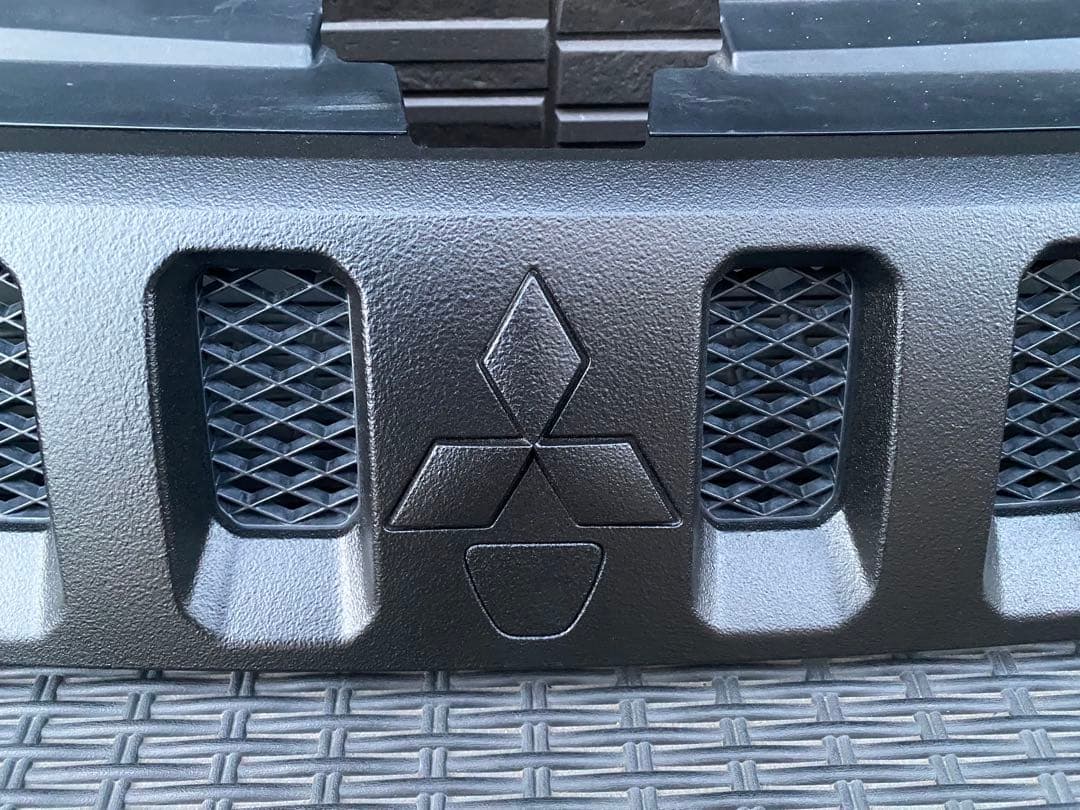 デリカd5 フロントグリル　チッピング　ブラック