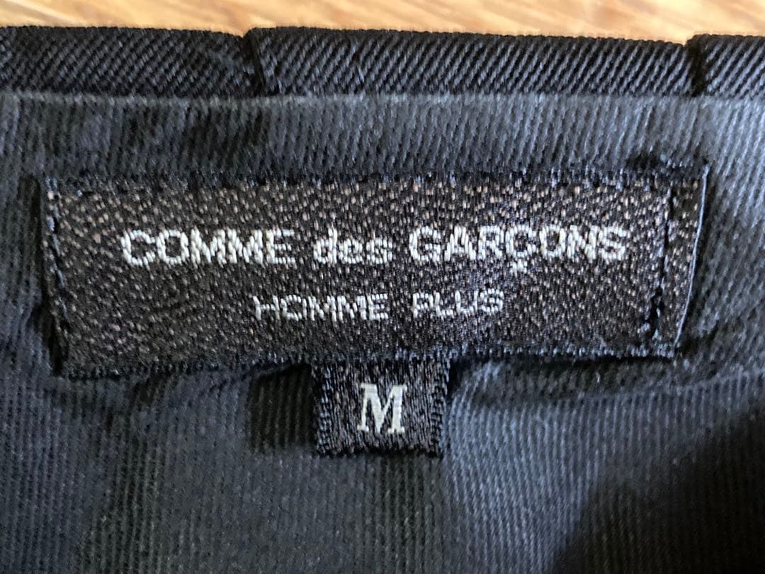 コムデギャルソンのブラックテーパードスラックス バックポケット付き