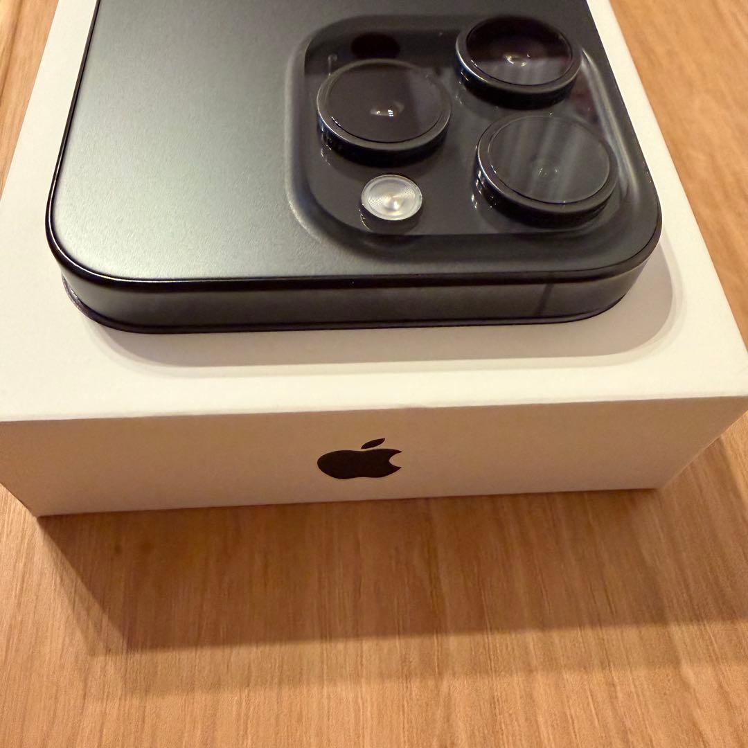 【美品】iphone 15pro 256gb ブラックチタニウム　simフリー