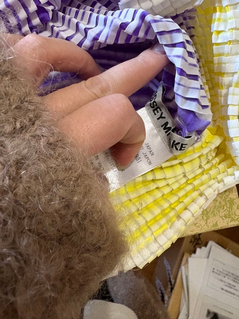 み*め様 ISSEY MIYAKE半袖シャツ マルチカラーのプリーツ半袖ブラウス