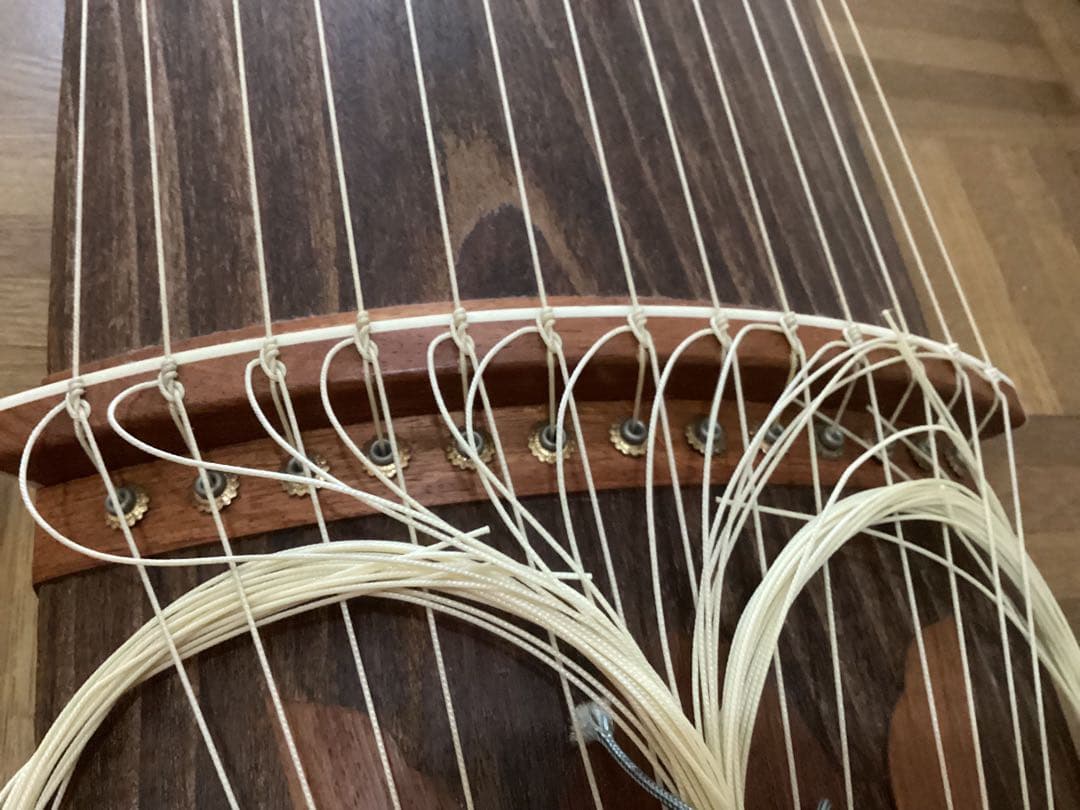 【良品】お琴 13弦 すだれ彫り 木製 譜見台 調子笛 爪琴柱・ソフトケース付き