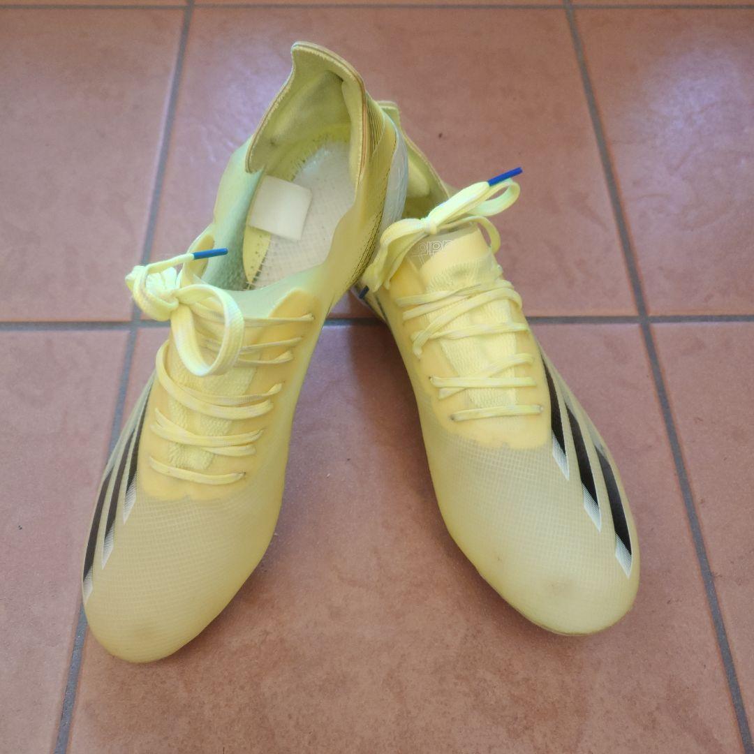 イエロー スパイク サッカーシューズ