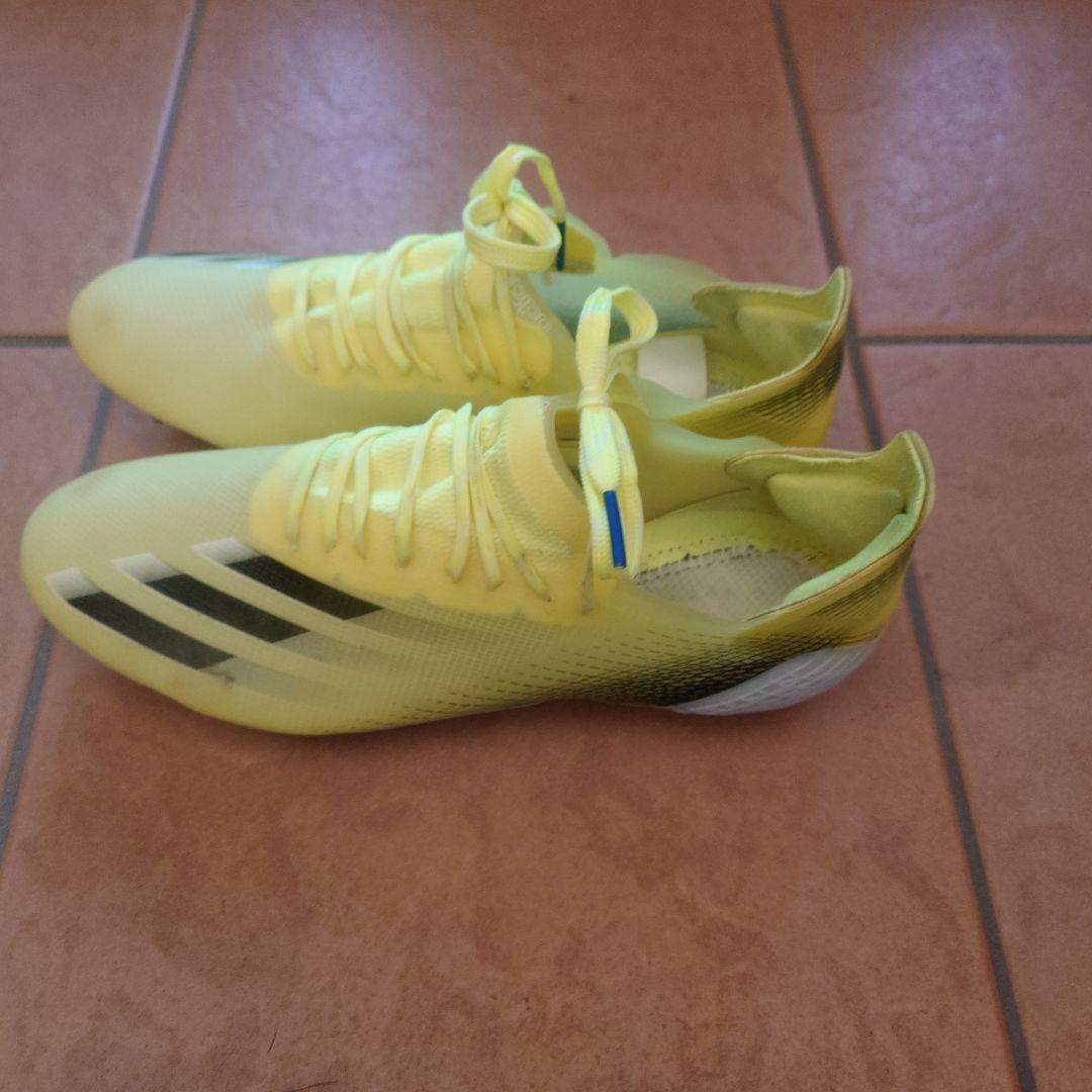 イエロー スパイク サッカーシューズ
