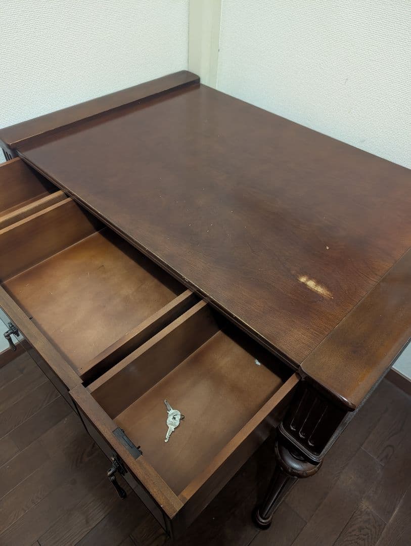 ダークブラウン オフィスチェアとデスク