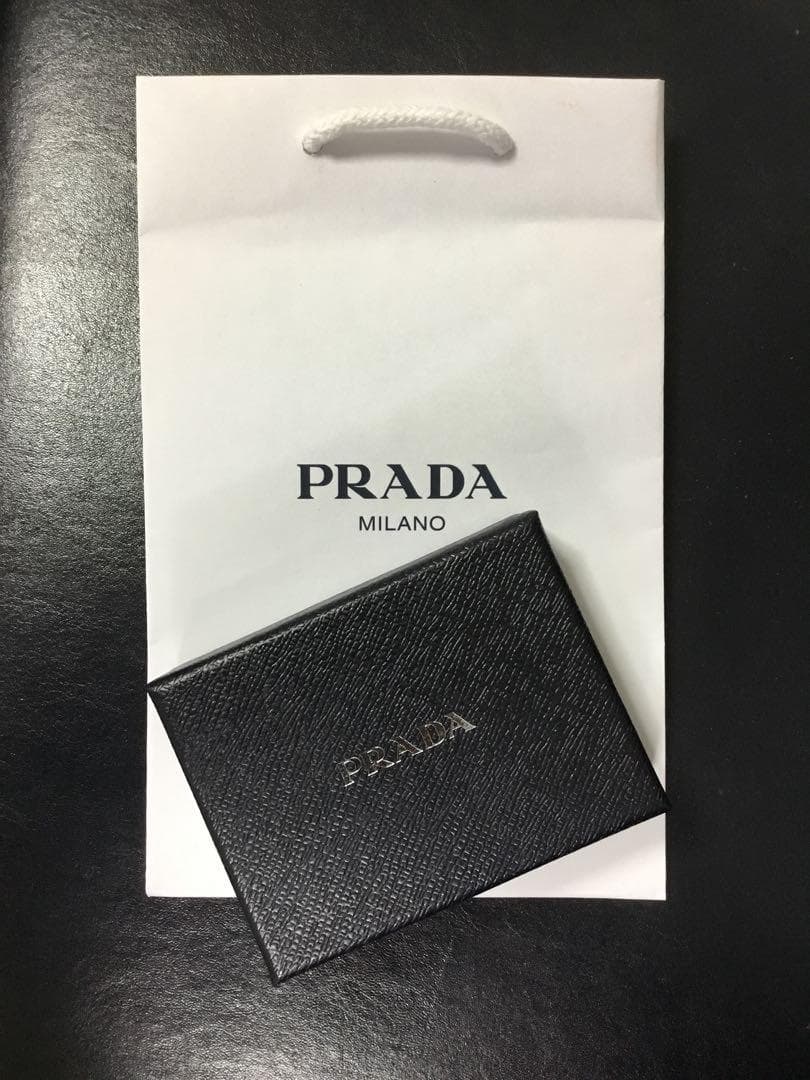 新品　ショッパー付　PRADA プラダ　メタルロゴ　本革　ブラック　キーケース