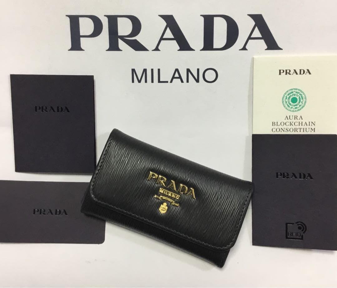 新品　ショッパー付　PRADA プラダ　メタルロゴ　本革　ブラック　キーケース