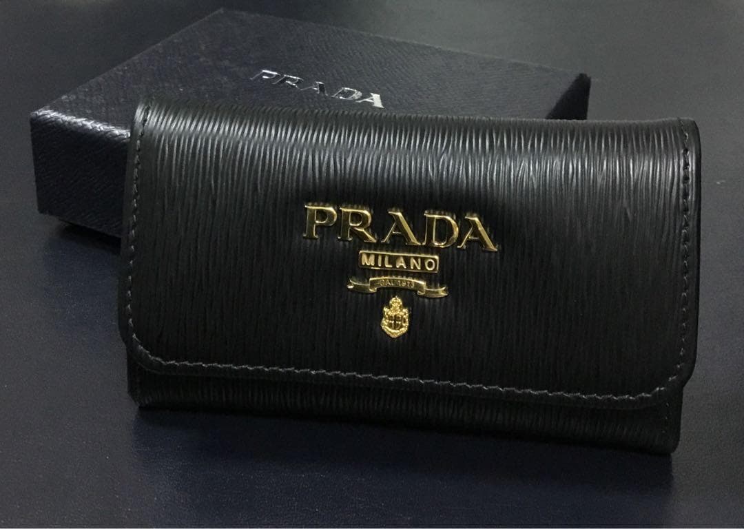 新品　ショッパー付　PRADA プラダ　メタルロゴ　本革　ブラック　キーケース