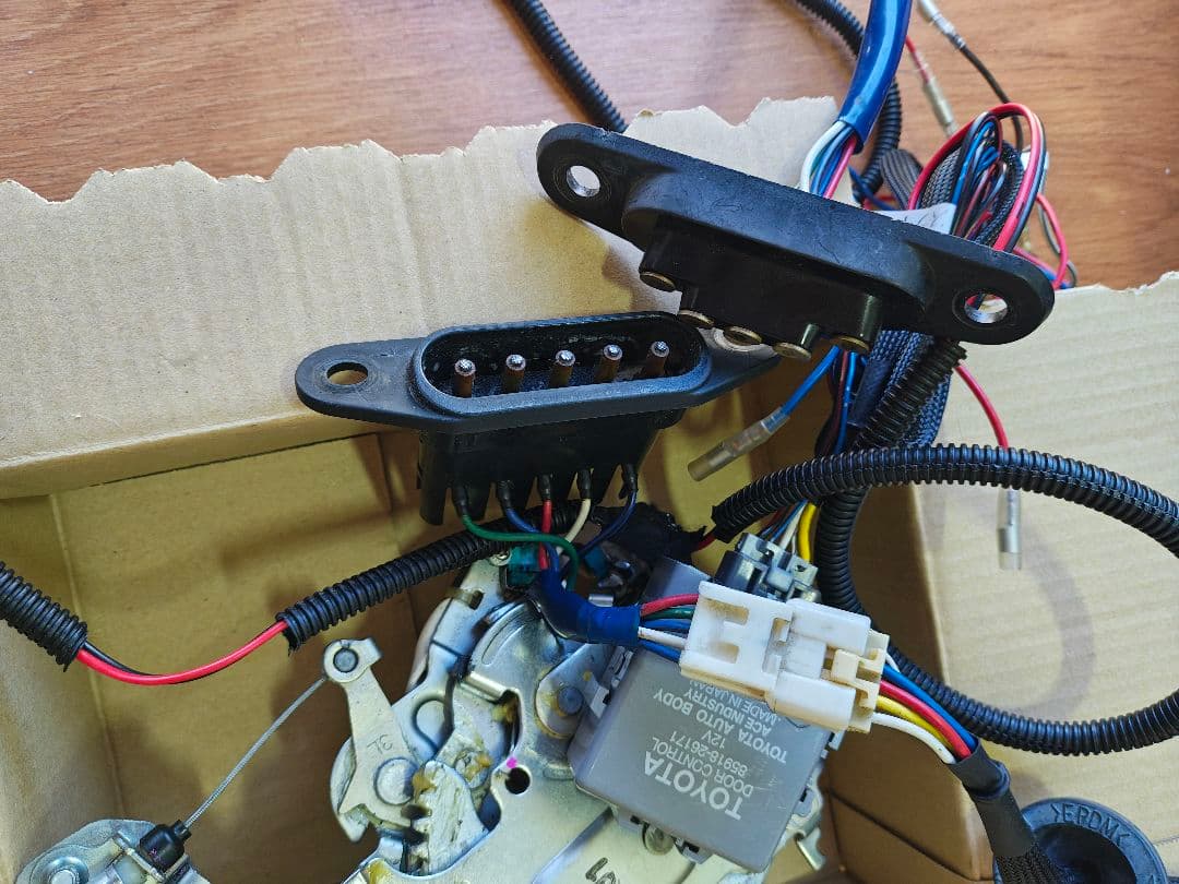 ハイエース　左側スライドドアイージークローザー　後付配線加工済み