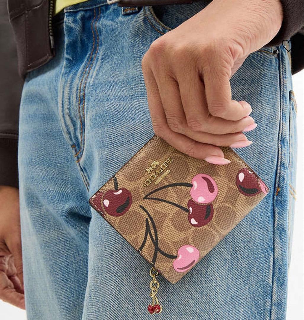 新品未使用 COACH チェリー柄 二つ折り財布 大人可愛い プレゼント