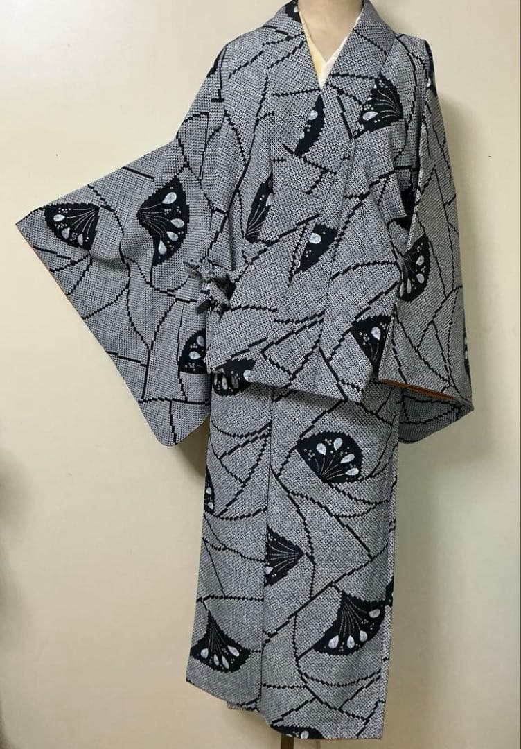 蝶模様絞り柄の小紋着物から　二部式お着物