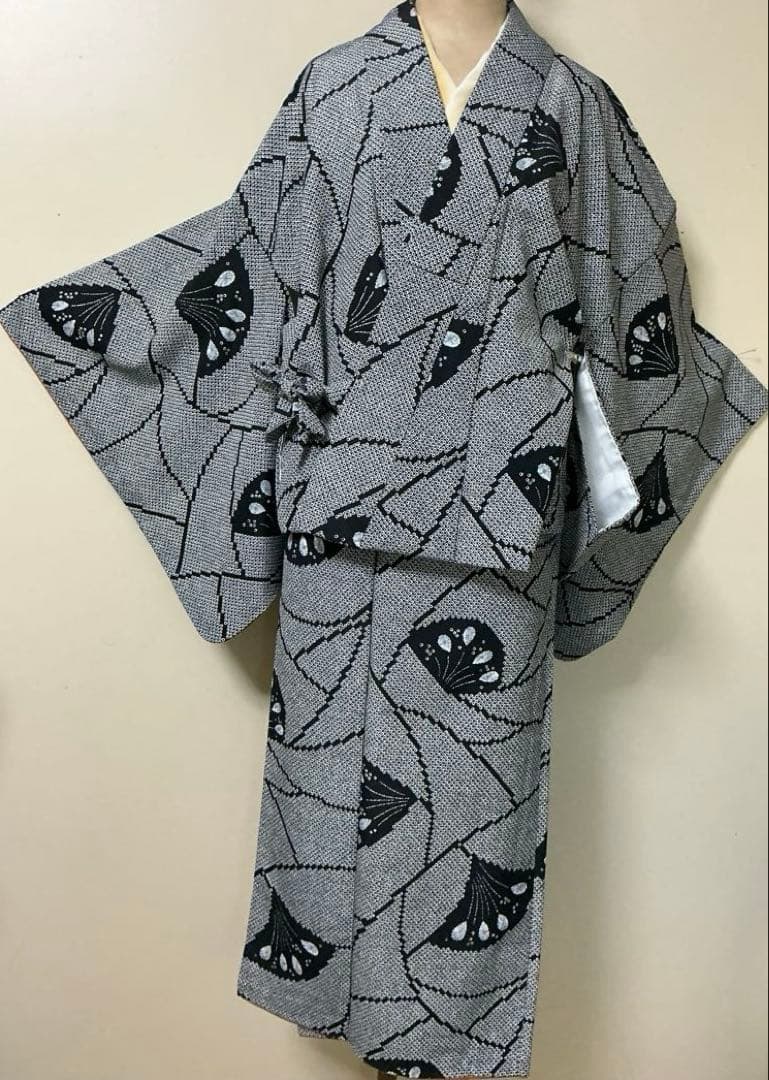 蝶模様絞り柄の小紋着物から　二部式お着物