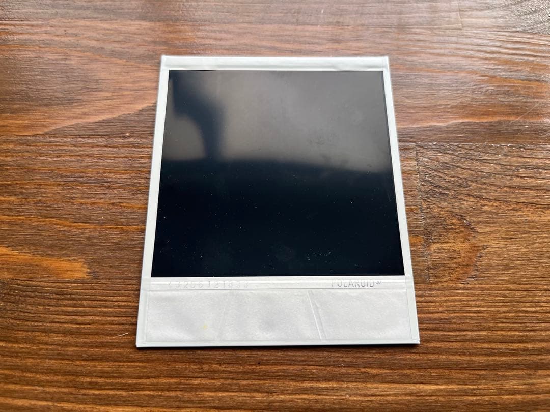 荒木経惟のポラロイド作品 1点。サイン入り、額装付き。