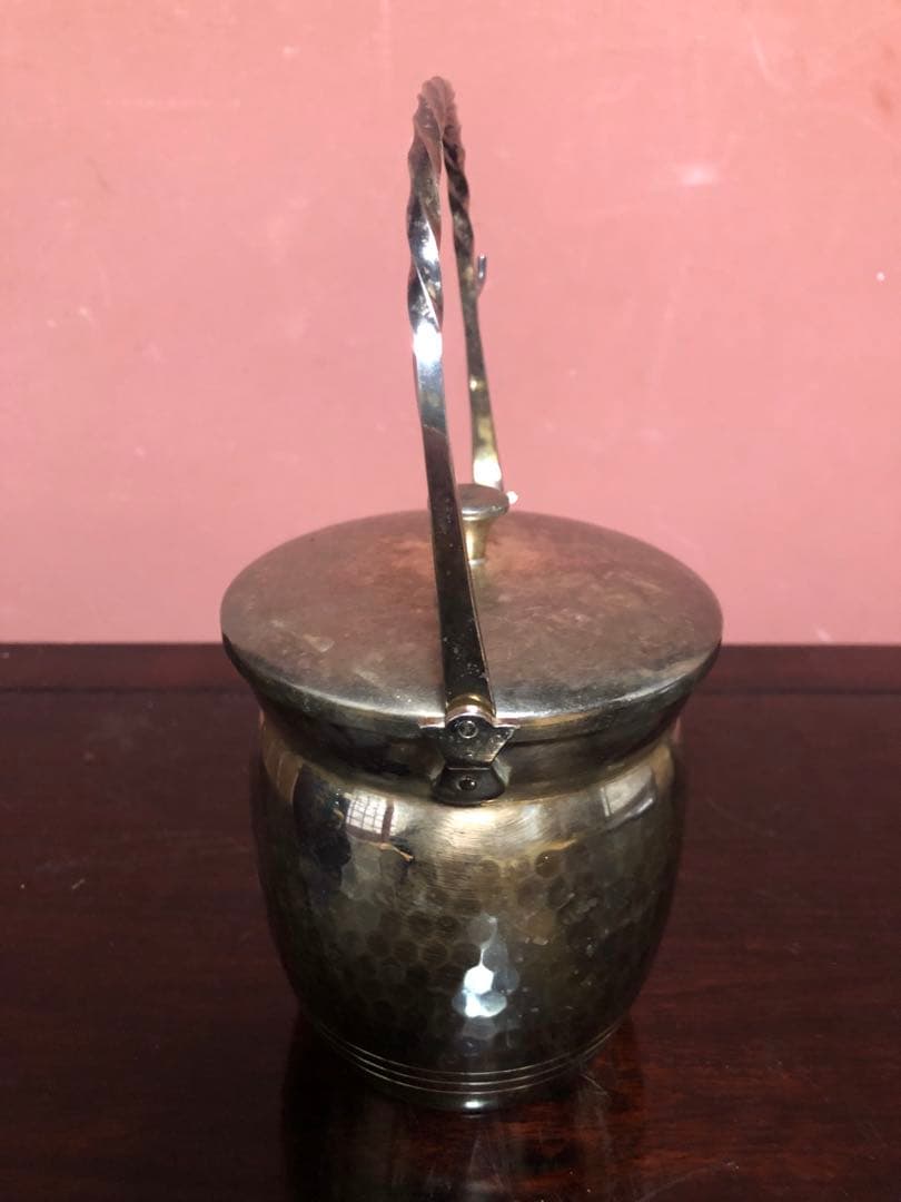 洗練されたフォルムを持つ銀の水注