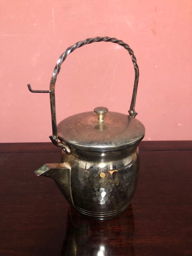 洗練されたフォルムを持つ銀の水注