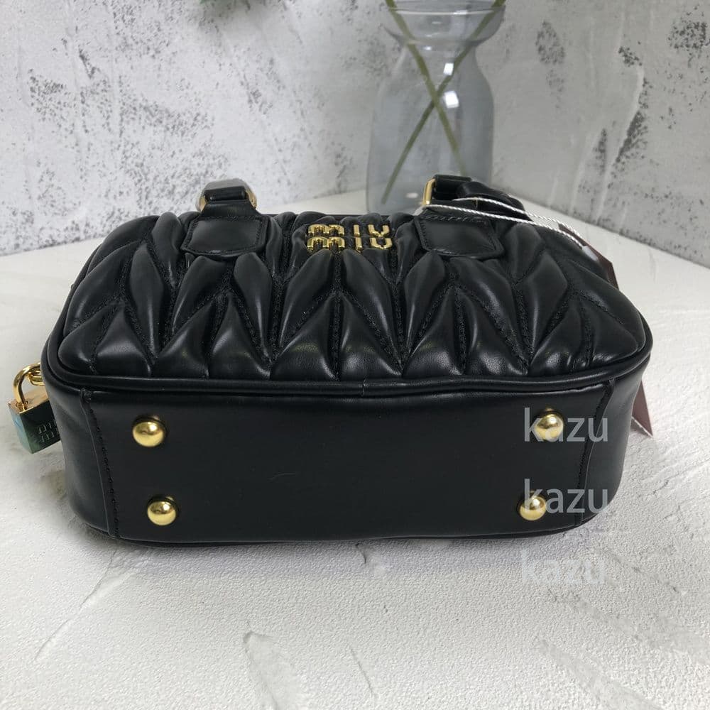 ミュウミュウ ブラックレザー ショルダーバッグ