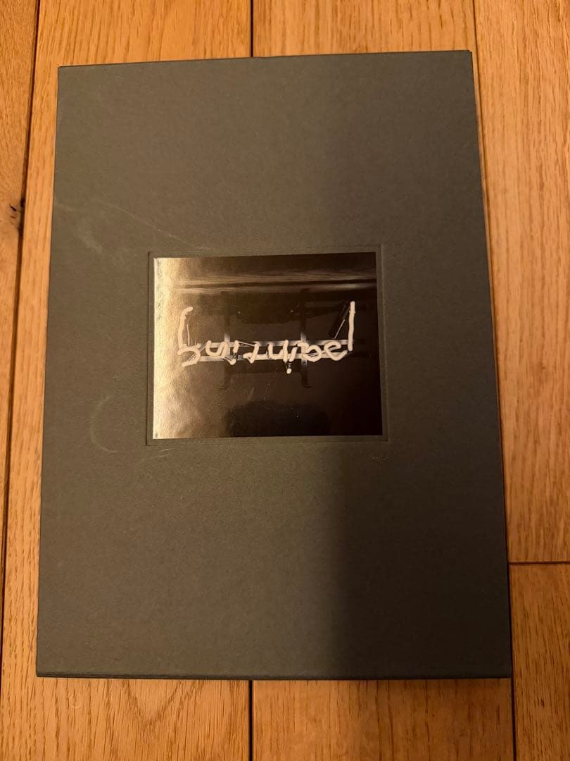 窓からさす薄暗い光　岸田劉生&横山奈美