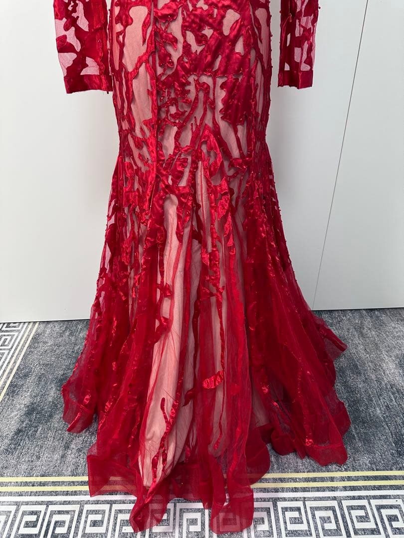 赤い刺繍入りパーティードレス