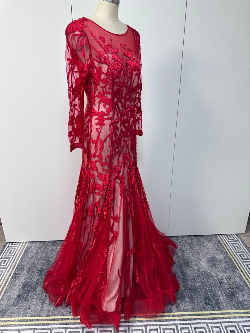 赤い刺繍入りパーティードレス