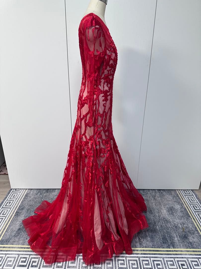 赤い刺繍入りパーティードレス