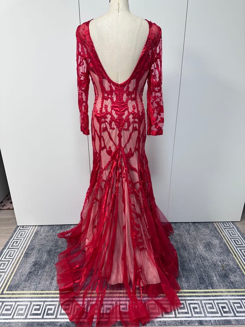 赤い刺繍入りパーティードレス