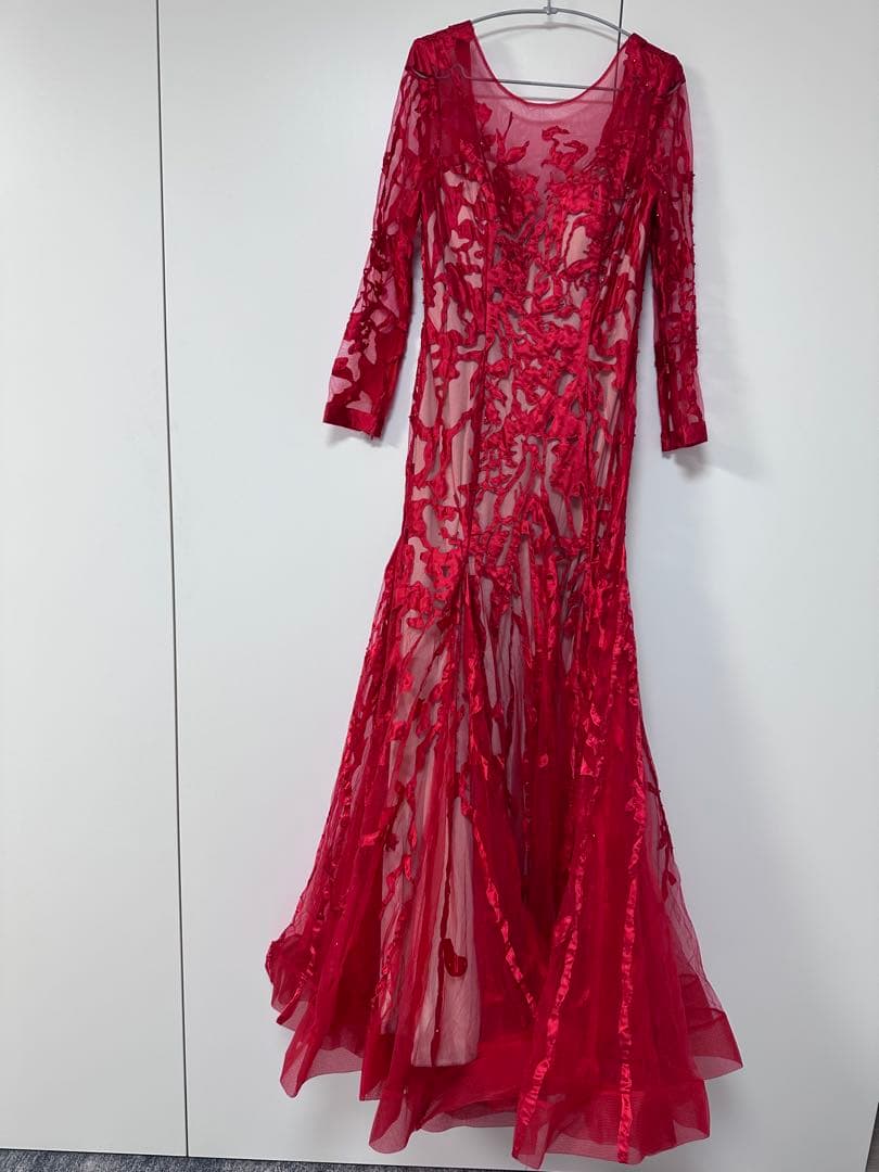 赤い刺繍入りパーティードレス