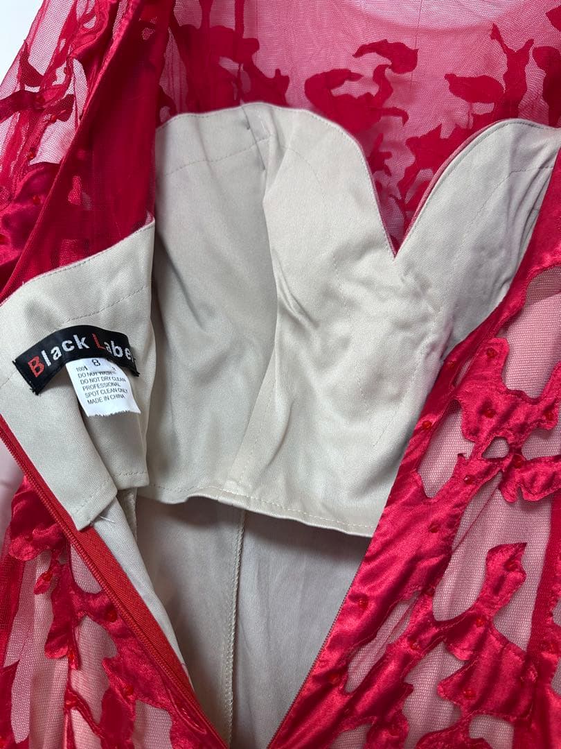 赤い刺繍入りパーティードレス