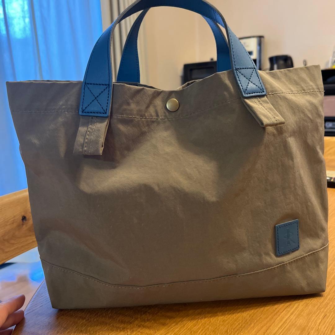 『新品』カーキ　ベージュ トートバッグ レガロ　現行品　A4 ショルダー