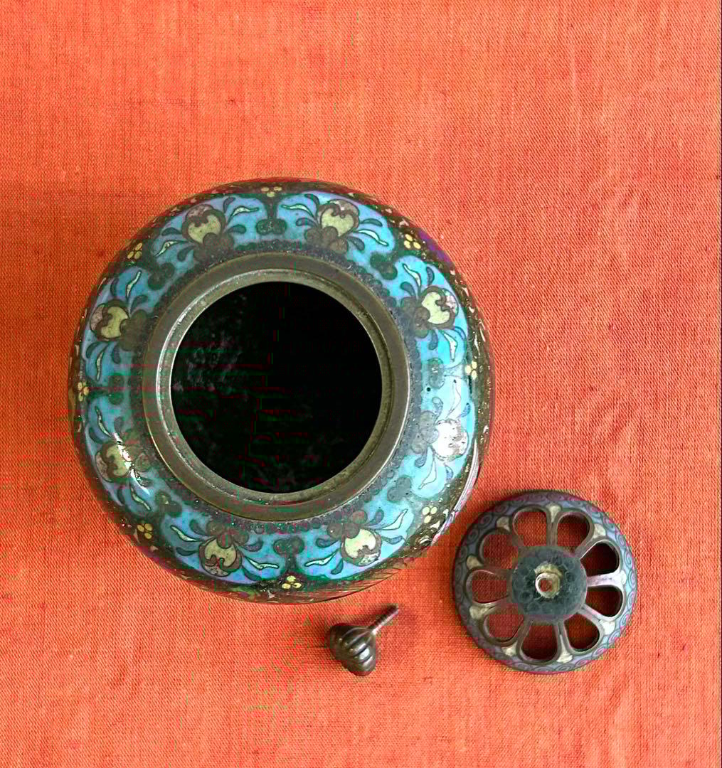 香炉 鳳凰蝶草花文・菊文三つ足有線七宝香炉 香道具 御茶道具 明治時代から伝わる