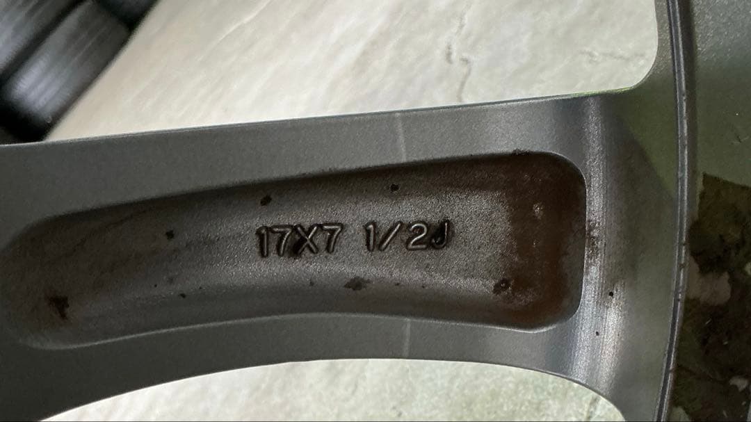 V37 スカイライン純正 17インチ センサーバルブ付き