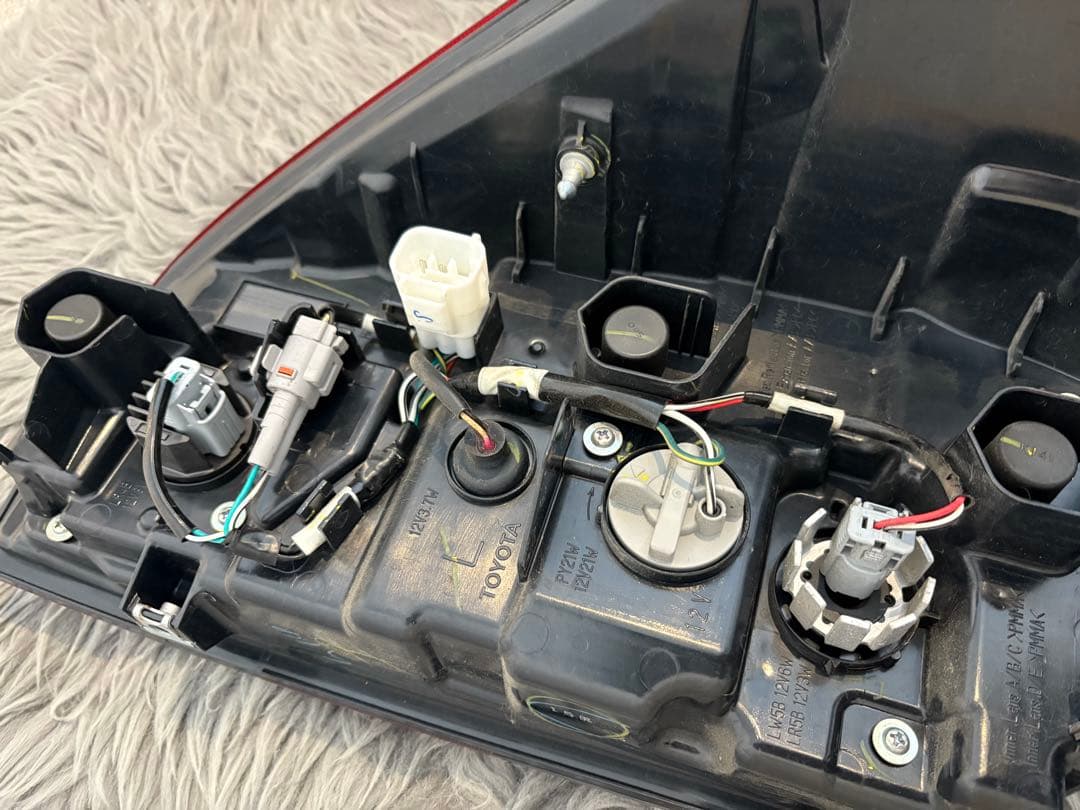 純正　Hilux テールランプ 左のみ　GUN125